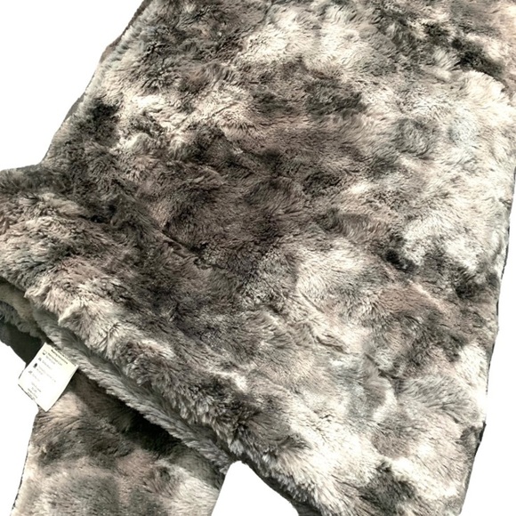 Everlasting Comfort Throw Blanket Fuzzy & Soft Gray Reversible 50 x 65 inches - Picture 2 of 6